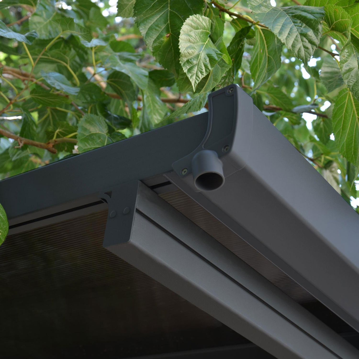 Detalje af antracit tagrende på terrasseoverdækning