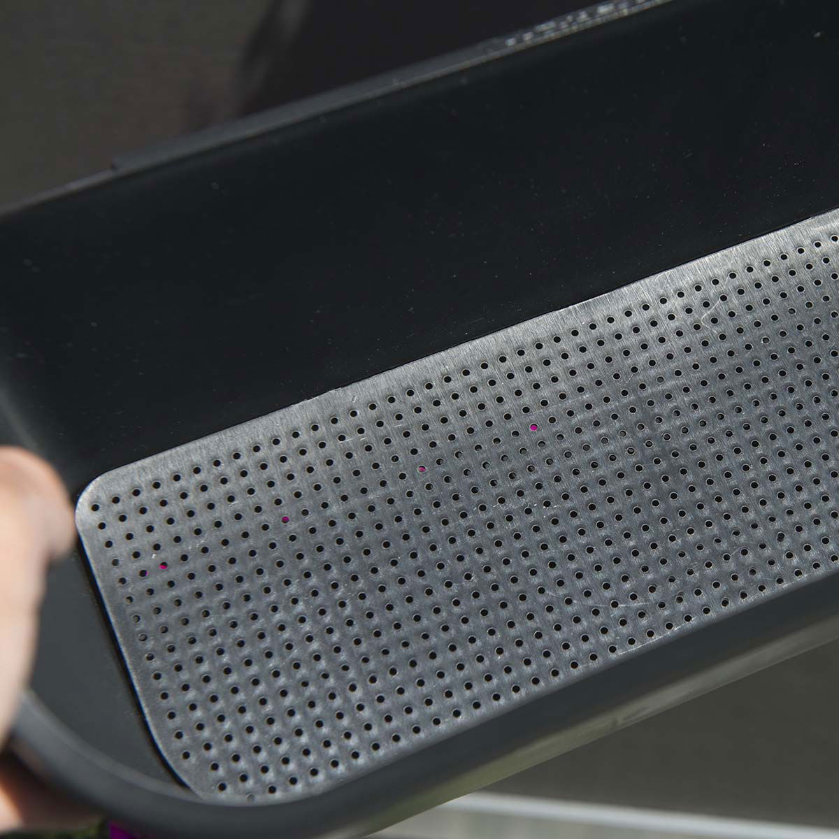 Nærbillede af perforeret indsats i altankasse