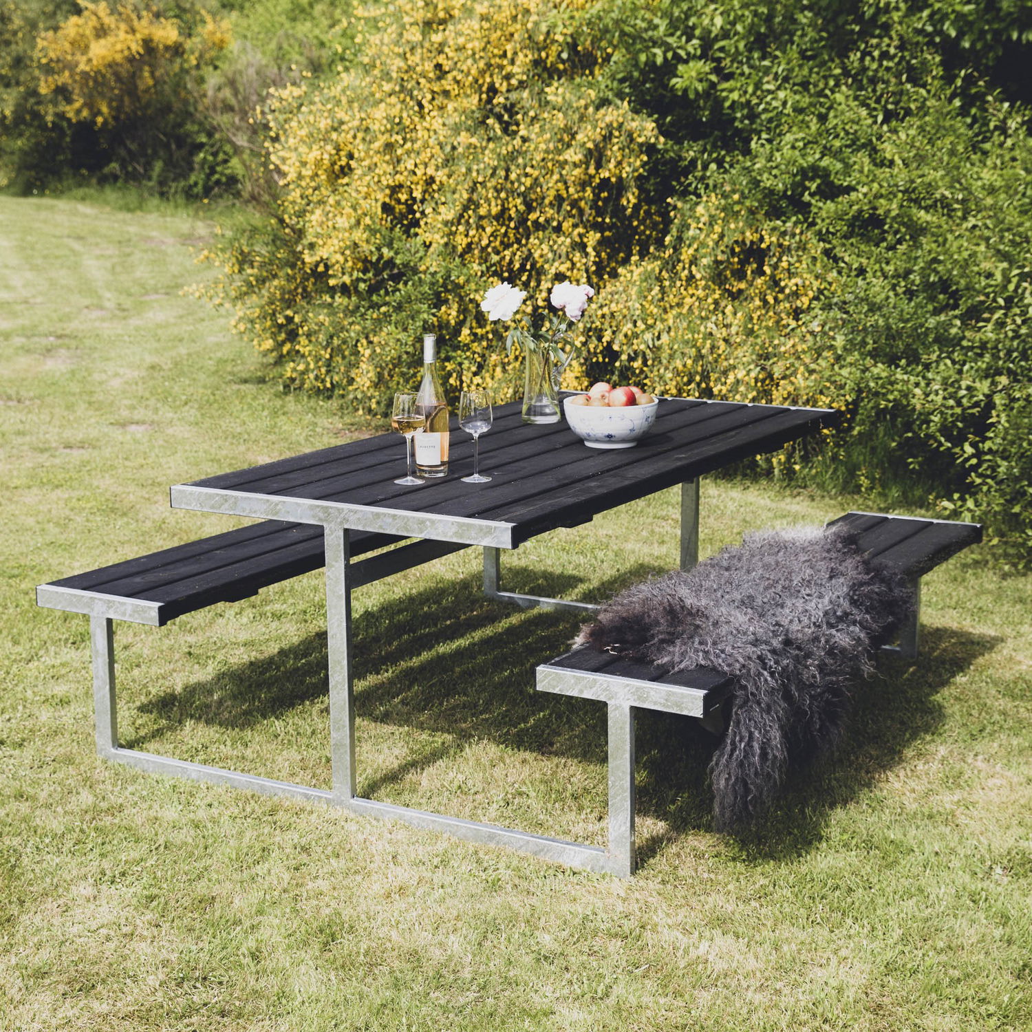 Moderne sort havebord med bænk i metal og træ
