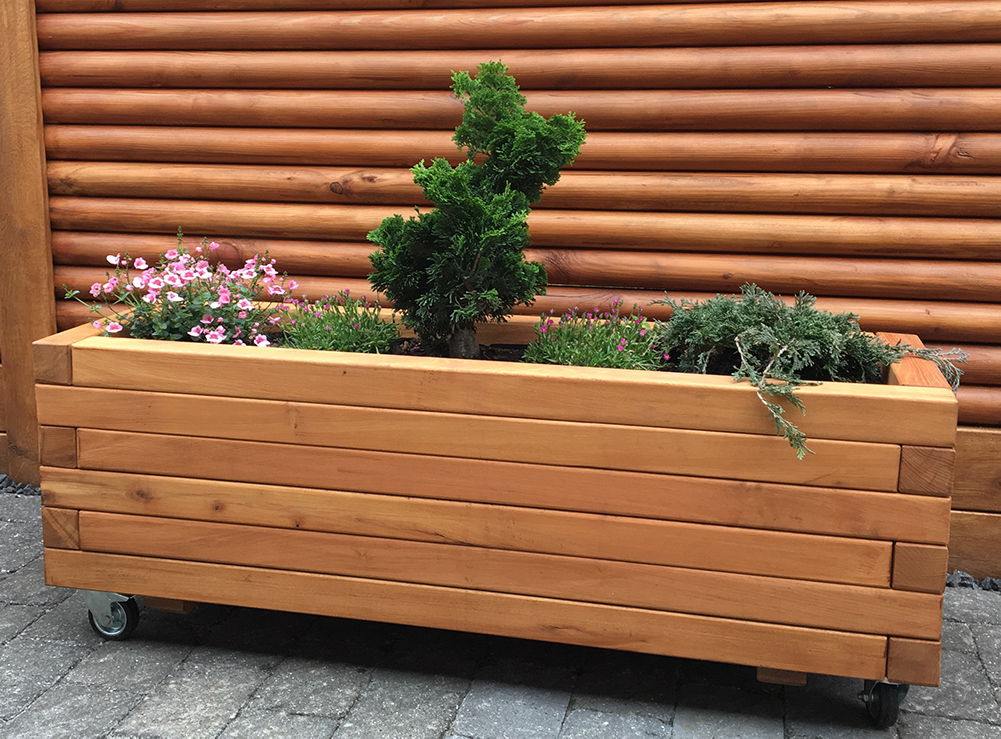 Stor rektangulær plantekasse i træ på hjul