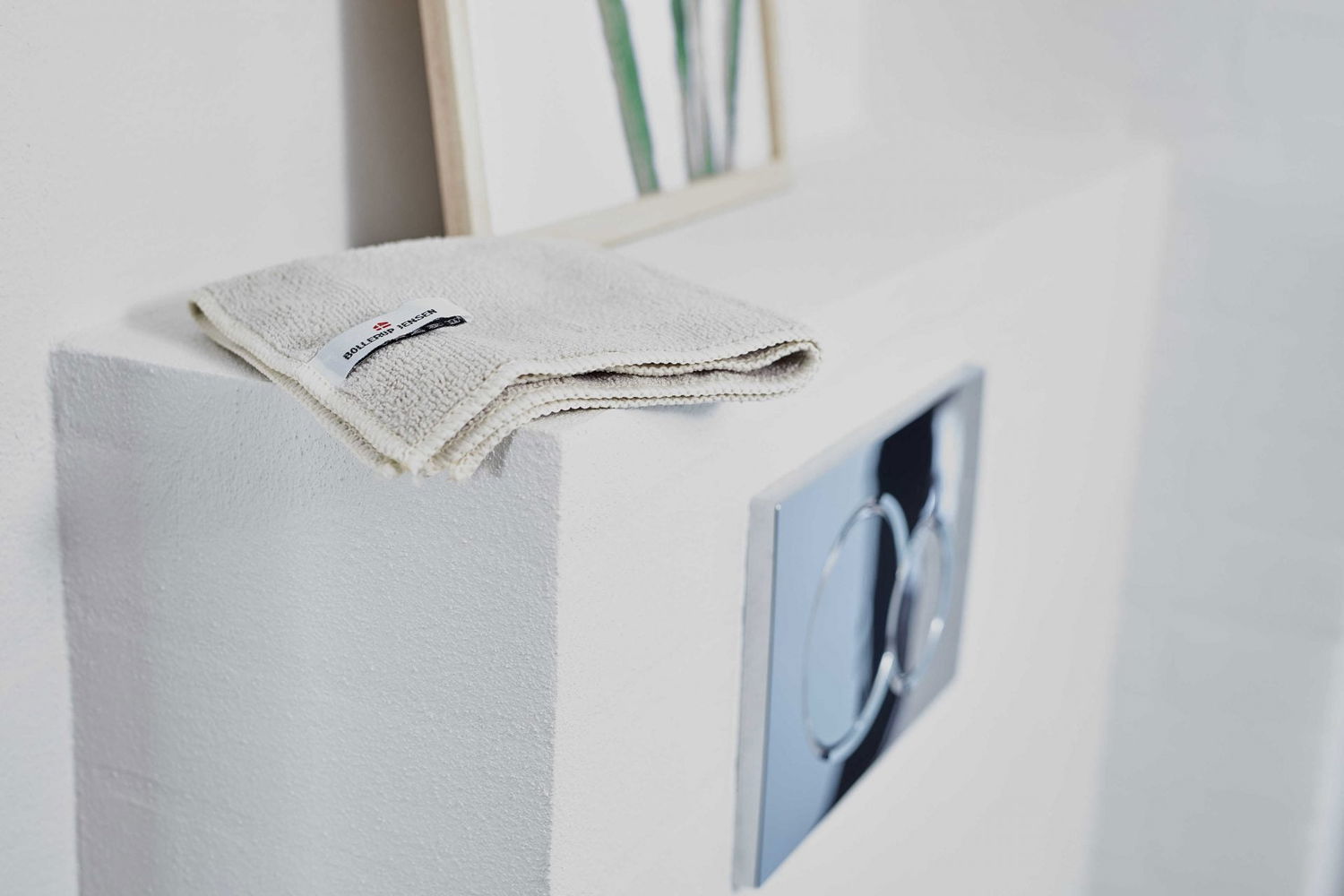 Beige mikrofiberklud på hvid hylde i badeværelse