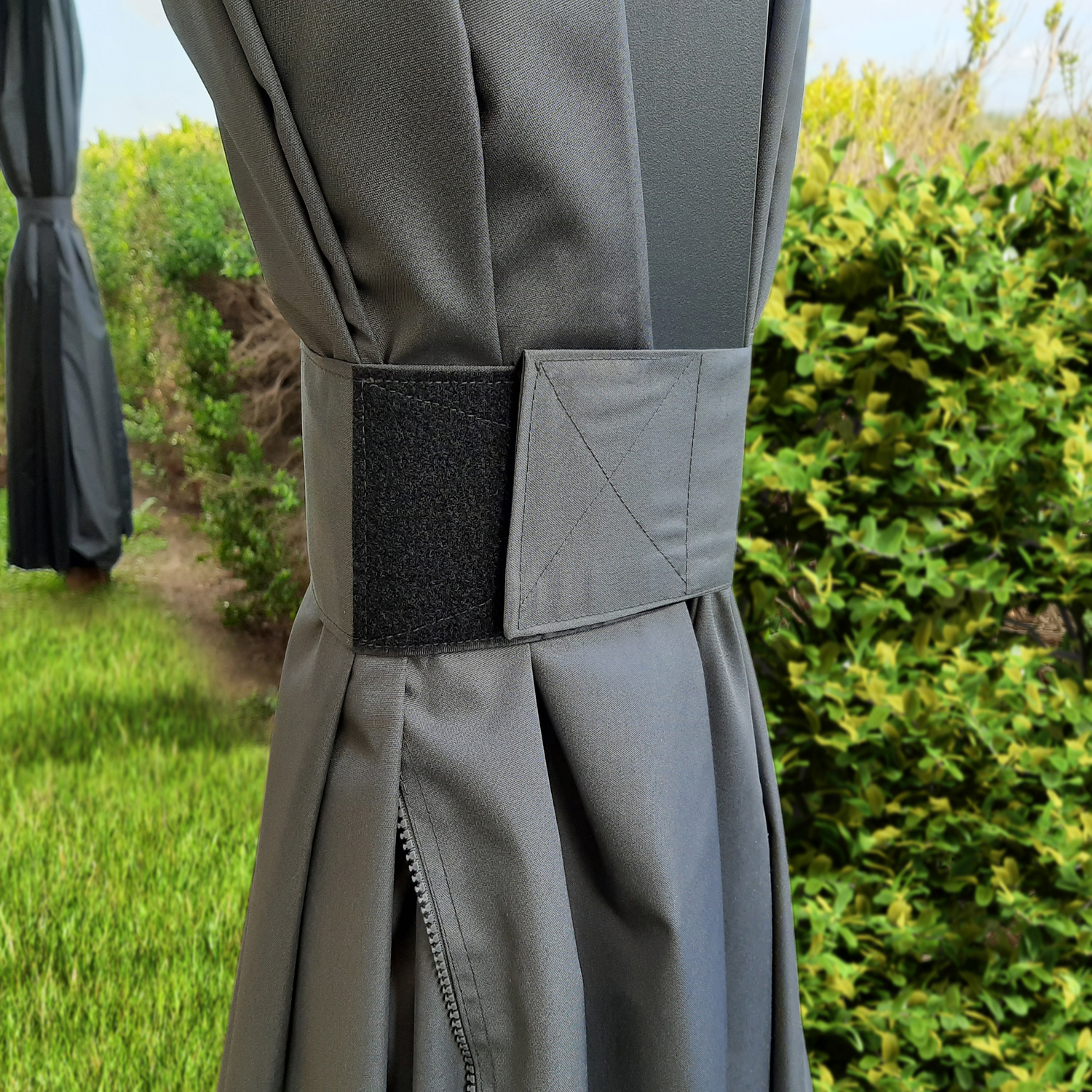 Grå pavillongardin udendørs med velcrostrop