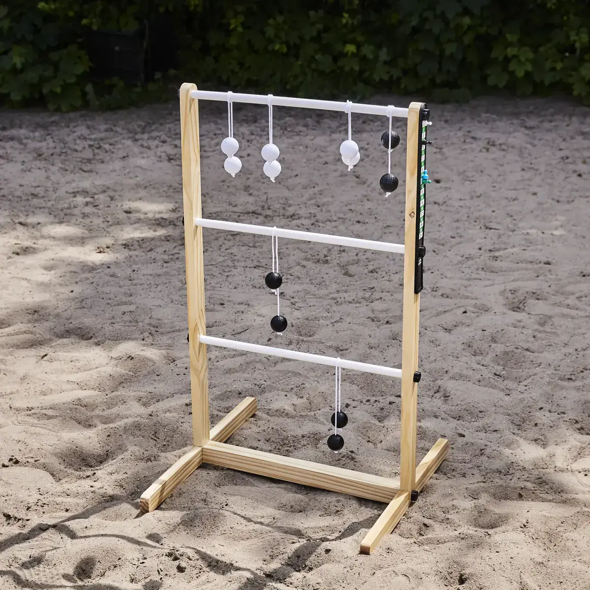 Stigegolfspil i træ med kugler på sandede underlag