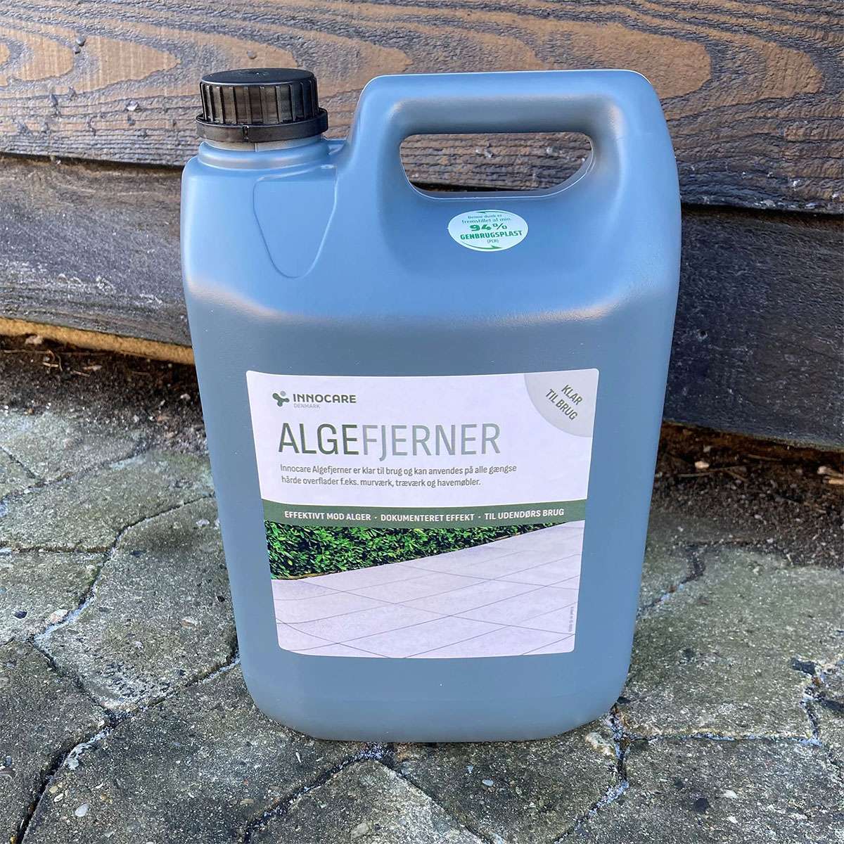 Dunk med Innocare algefjerner til udendørs rengøring
