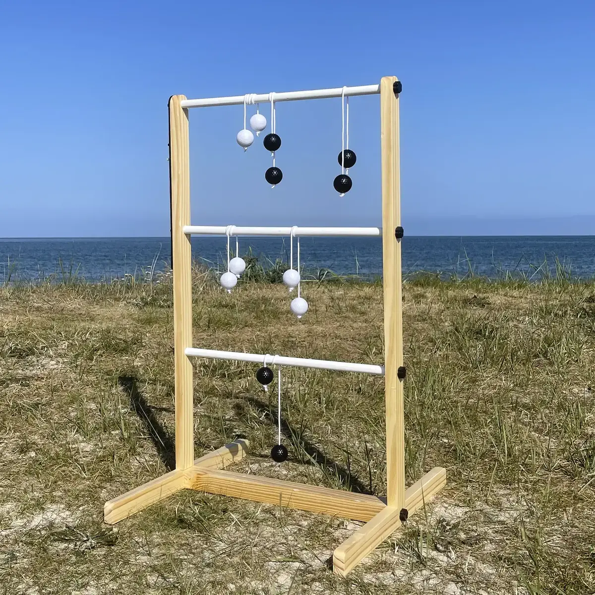 Stigegolf spil i træ opstillet på stranden