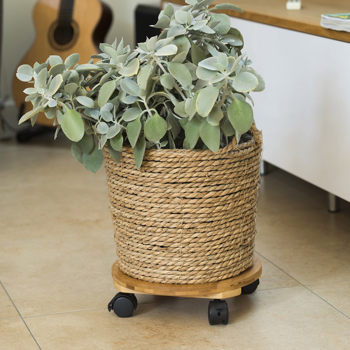 Flettet plantekurv på rund plantetralle med hjul