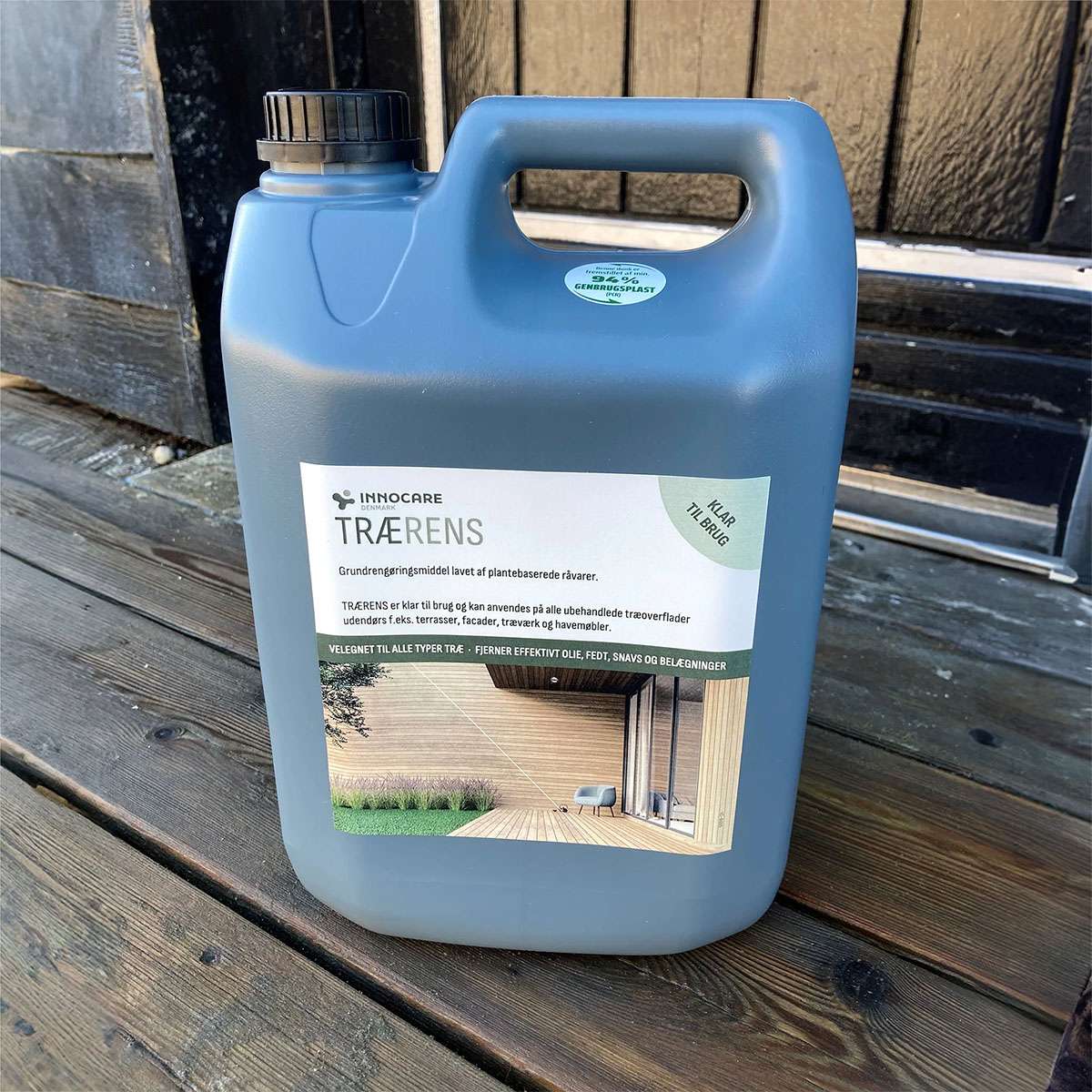 Dunk med INNOCARE trærens til rengøring af træterrasse
