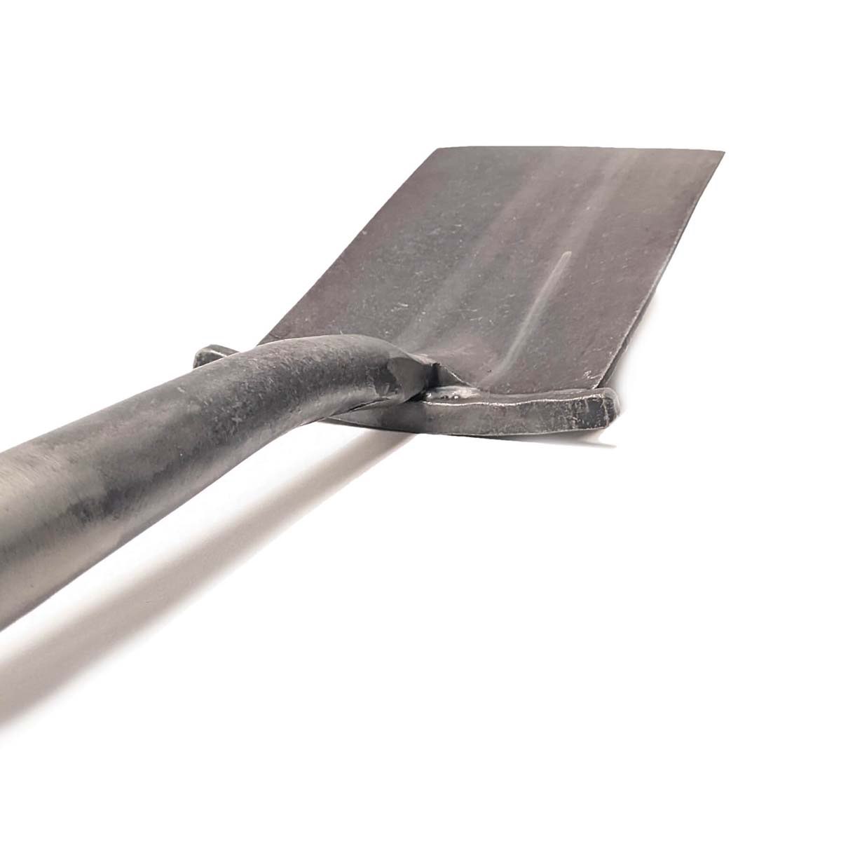 Flad, robust stålskovl til havearbejde