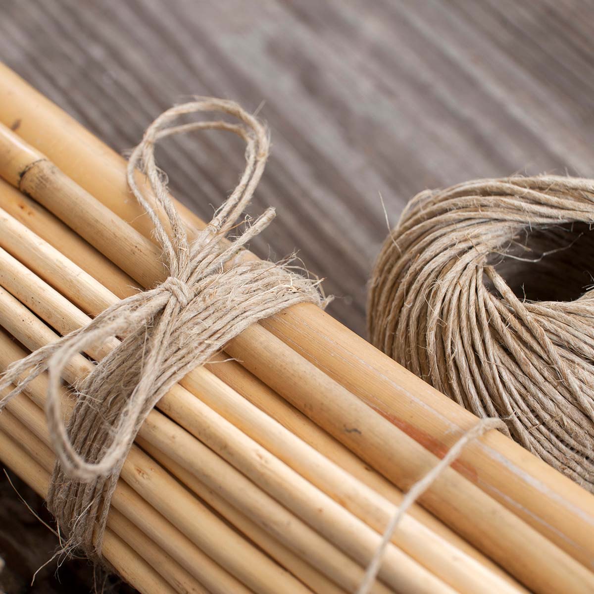 Rulle hampesnor ved siden af bambuspinde