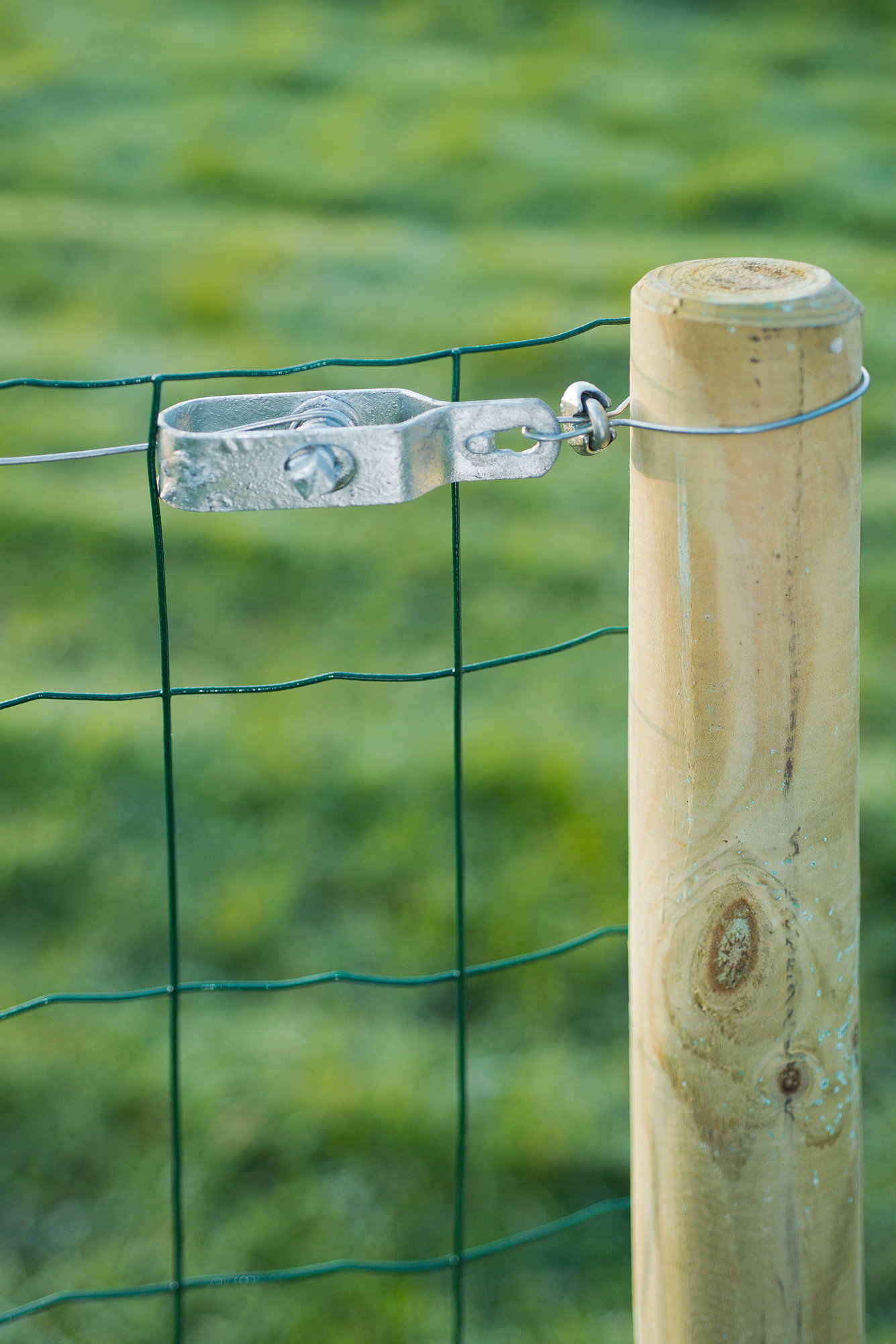 Nature galvaniseret hegnstråd Ø0,9/1,4 mm x 30 m til have, opbinding og netmontering Galvaniseret hegnstråd Nature Ø0,9/1,4 mm x 30 m monteret på træpæl med net og spænder – fleksibel have- og opbindingstråd, rustbeskyttet