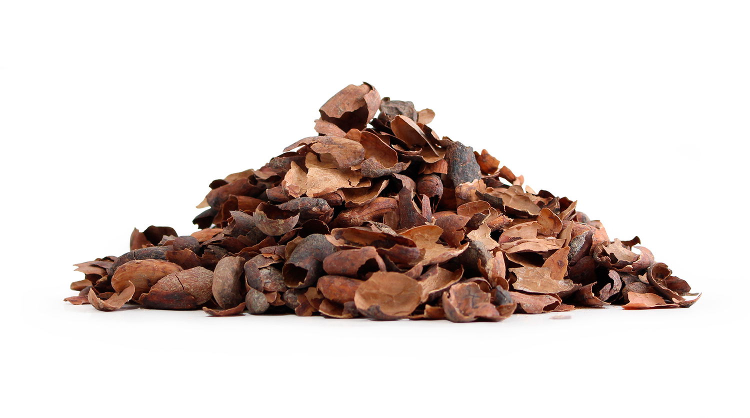 Bunke tørrede kakaoskaller på hvid baggrund