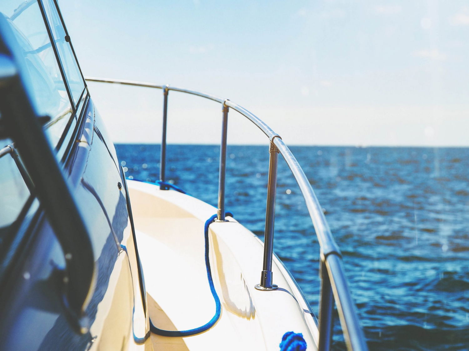 Næroptagelse af motorbåd på åbent hav