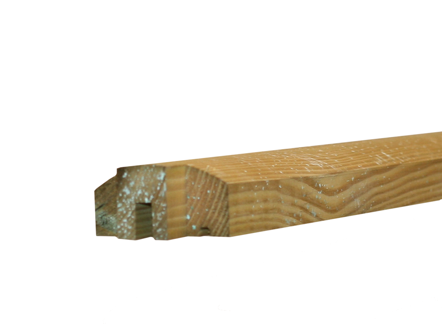 Brun trykimprægneret træliste med notprofil