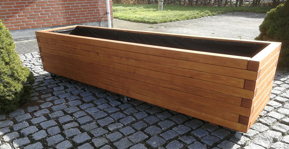 Stor rektangulær plantekasse i træ med hjul