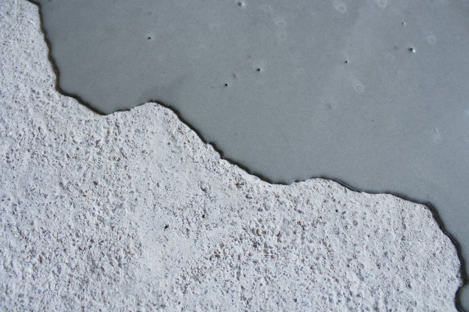 Grå selvnivellerende beton hældt på betongulv