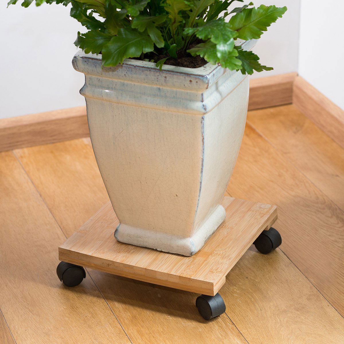 Trævogn med hjul til stor blomsterkrukke på gulv