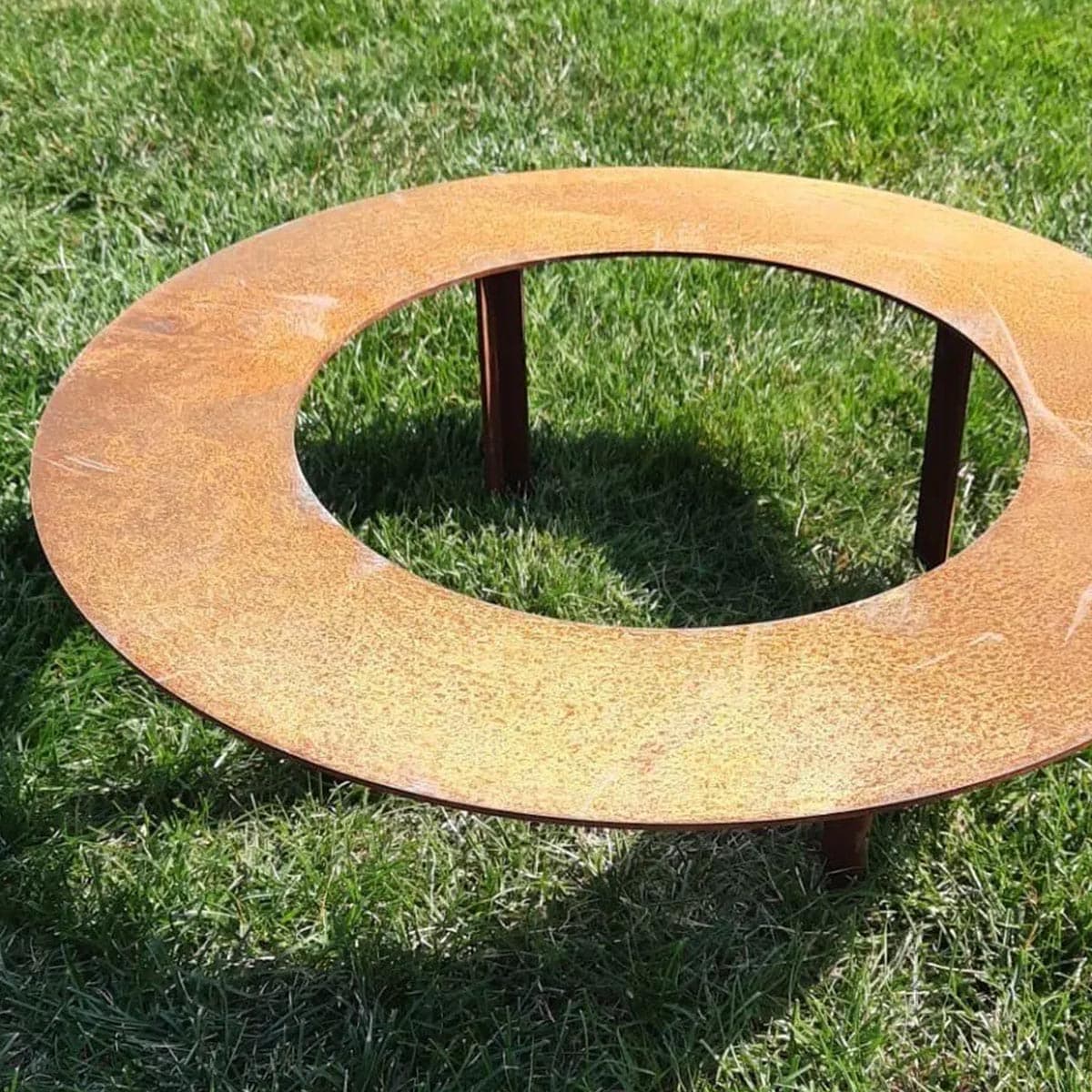 Rund cortenstål bålpladeramme på græsplæne
