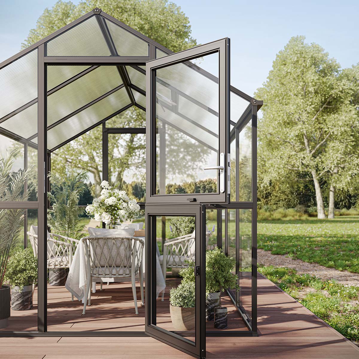 Åbent glasdrivhus med spiseplads og grønne planter