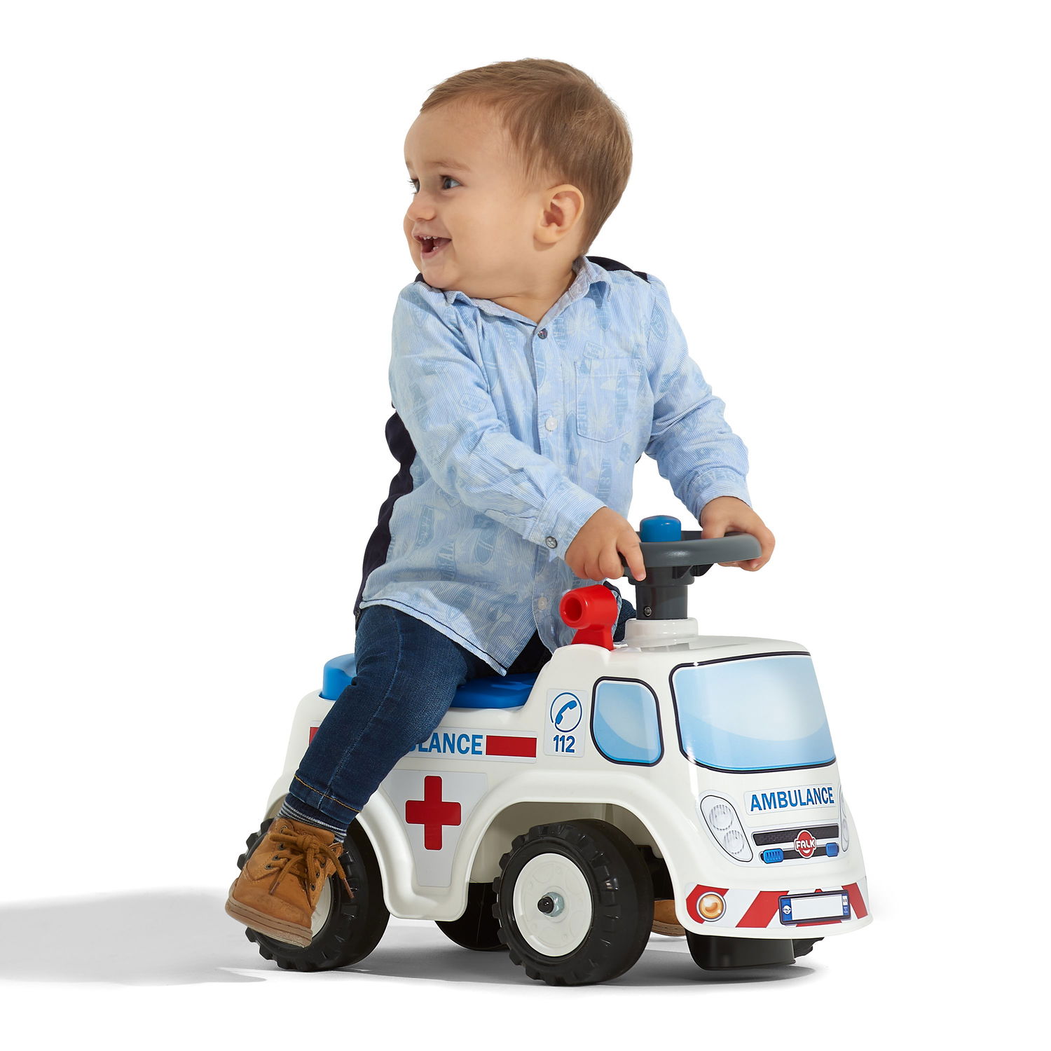 Lille barn leger på hvid legetøjsambulance