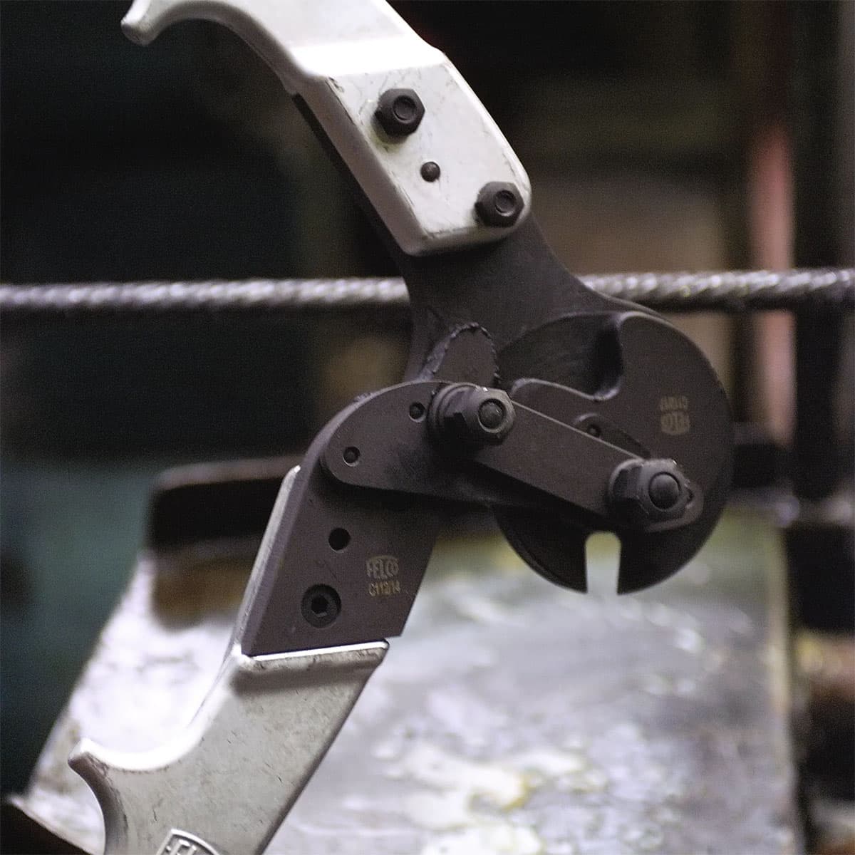Nærbillede af kraftig wirekutter til stålkabel