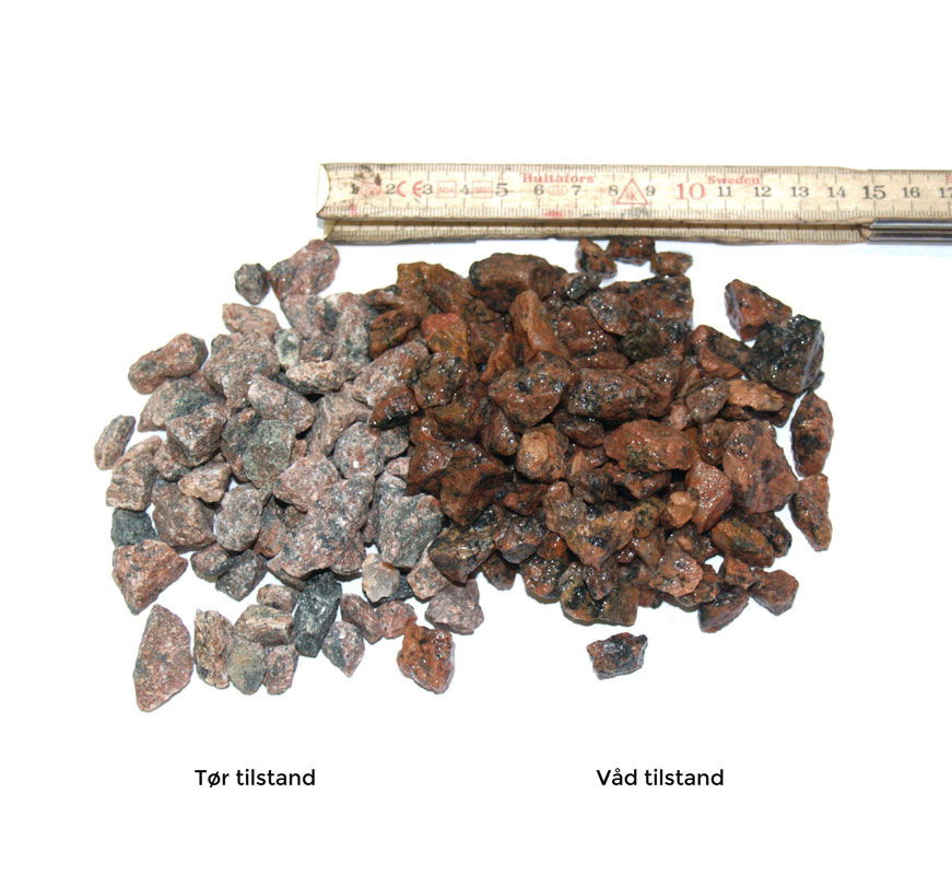 Granitskærver i tør og våd tilstand med tommestok