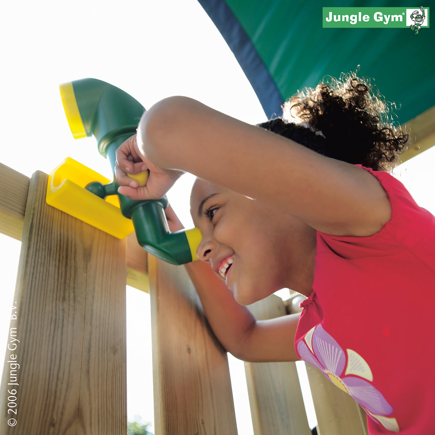 Barn leger med Jungle Gym legeteleskop på stativ