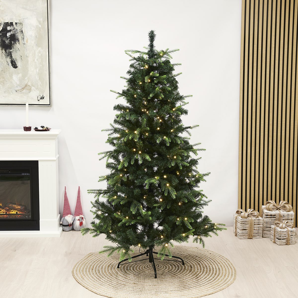 Grønt kunstigt juletræ med varme LED-lys i stuen