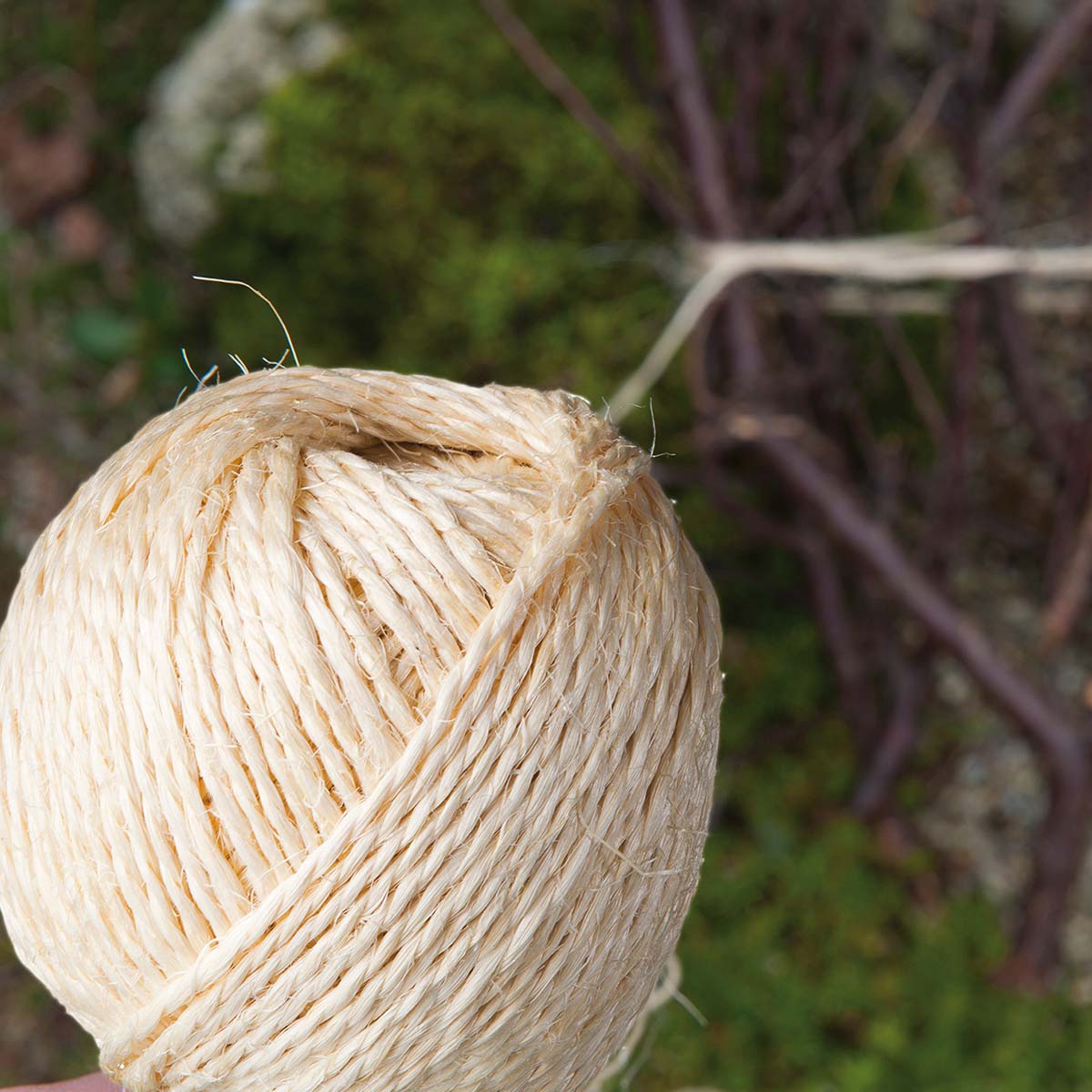 Beige natursnor i rulle til havearbejde og pynt