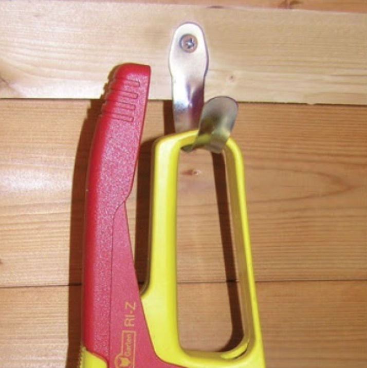 Metalkrog på væg til ophængning af håndsav