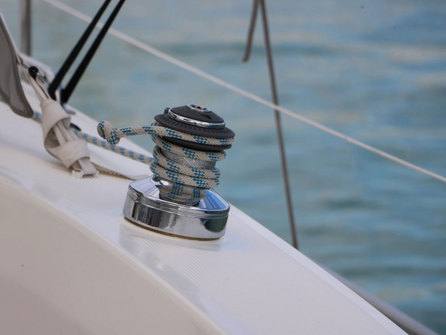 Nært billede af spil med tovværk på sejlbåd