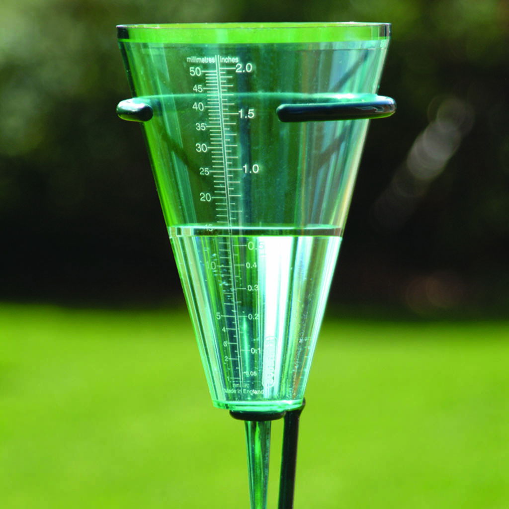 Kegleformet regnmåler i gennemsigtig plast