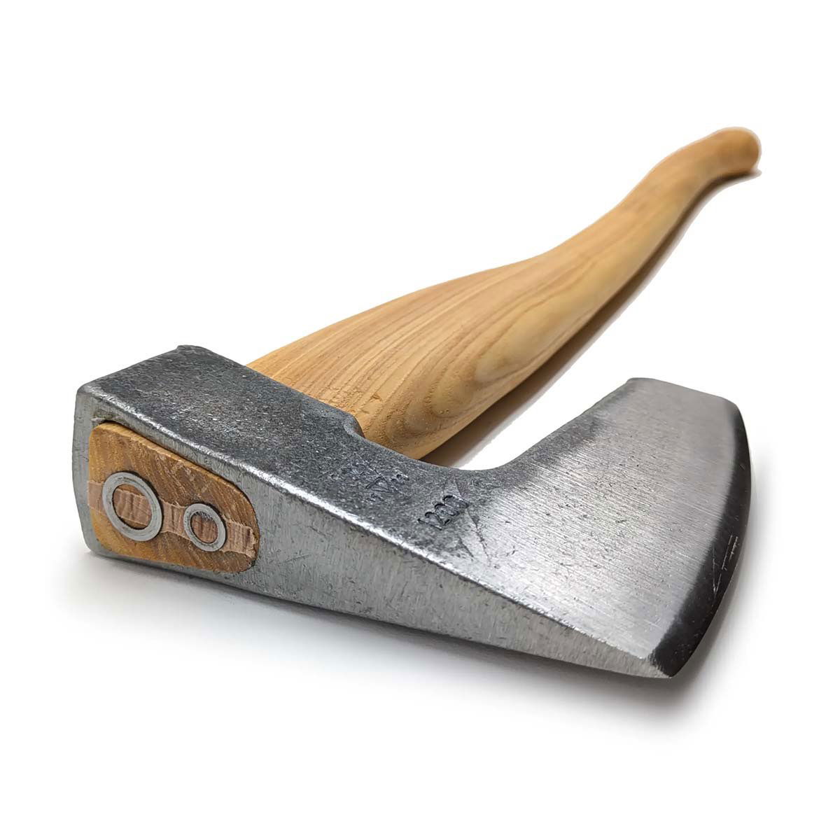 Skarp tømrerøkse med langt træskaft