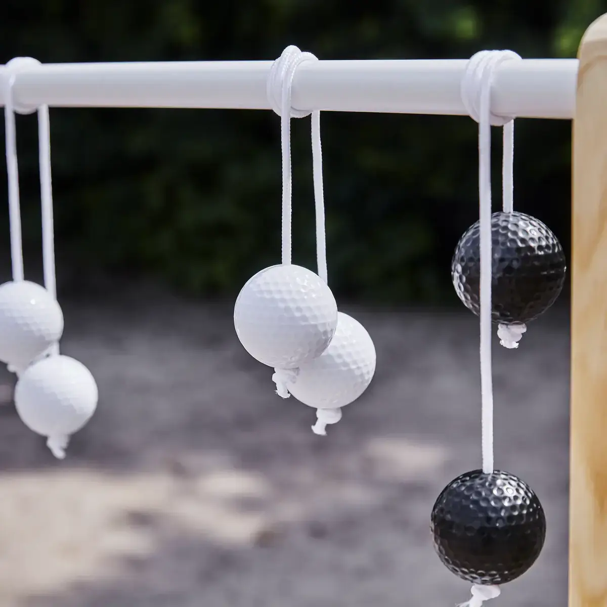 Sæt med hvide og sorte laddergolf kugler på snor