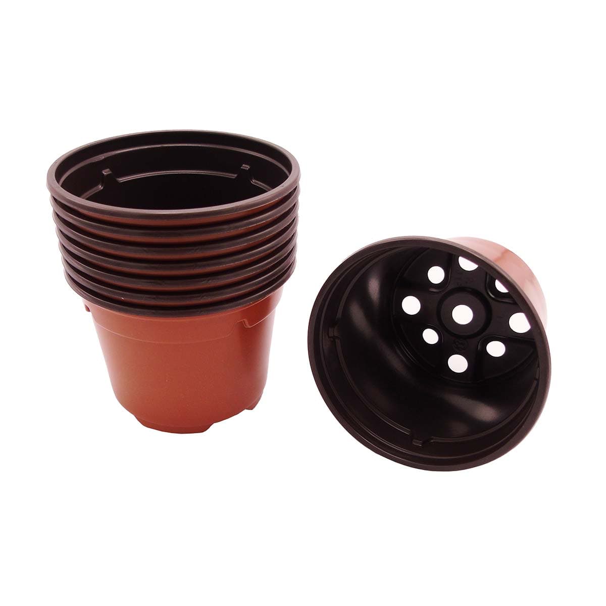 Stablede brune plasturtepotter med drænhuller i bunden