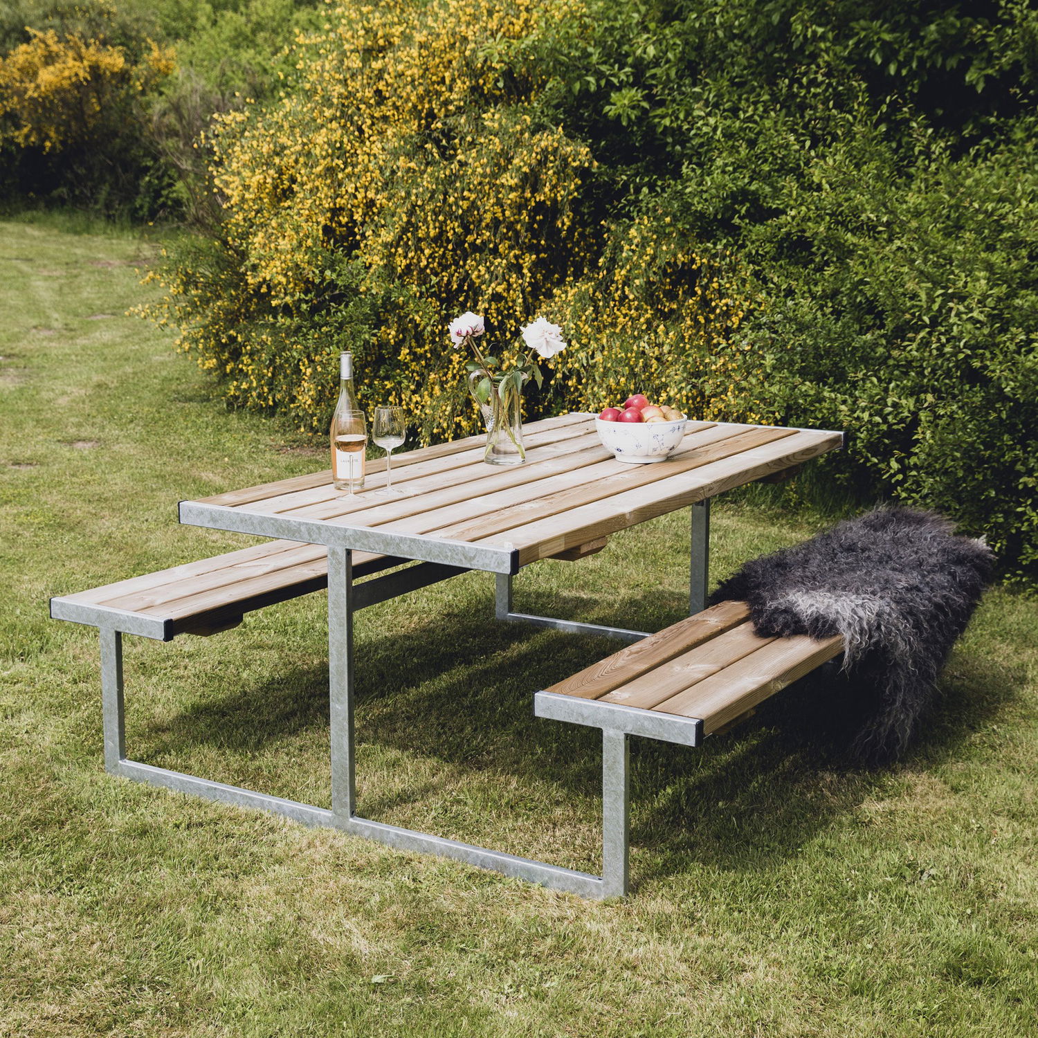 Udendørs picnicbord i træ og stål i haven
