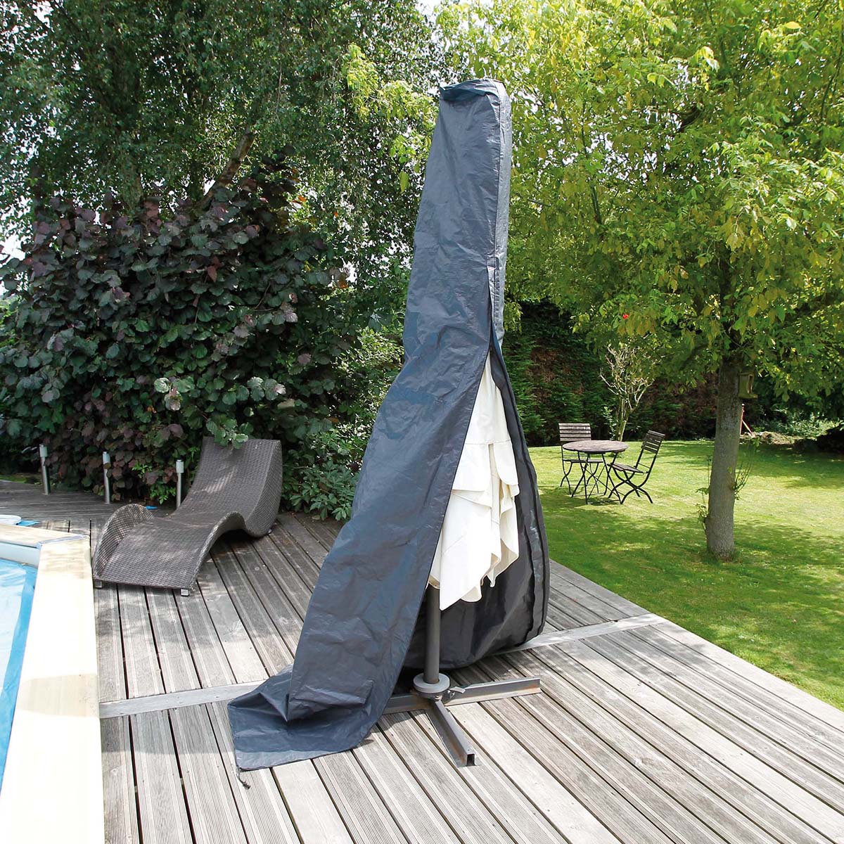 Gråt beskyttelsesovertræk til haveparasol ved poolen