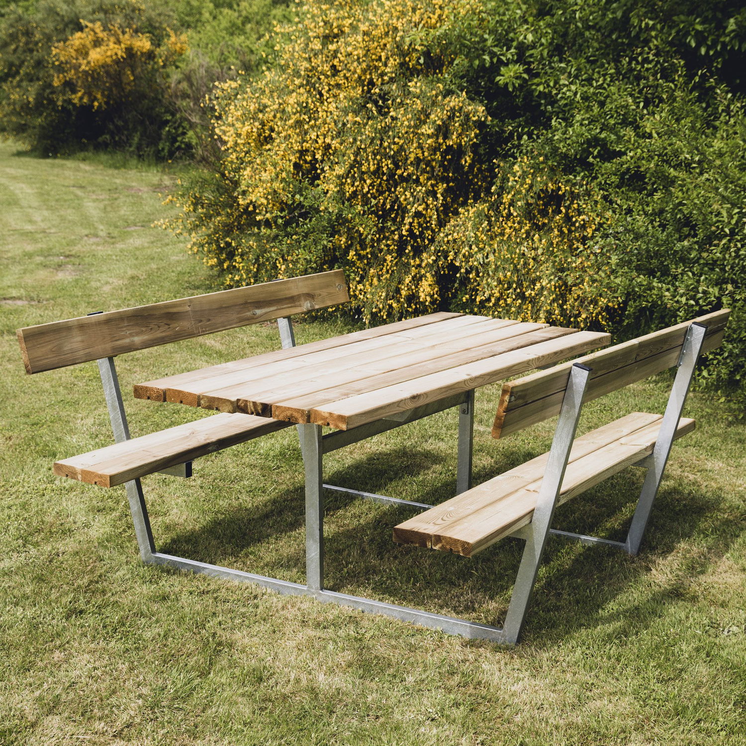 Robust havebordsæt i træ og galvaniseret stål