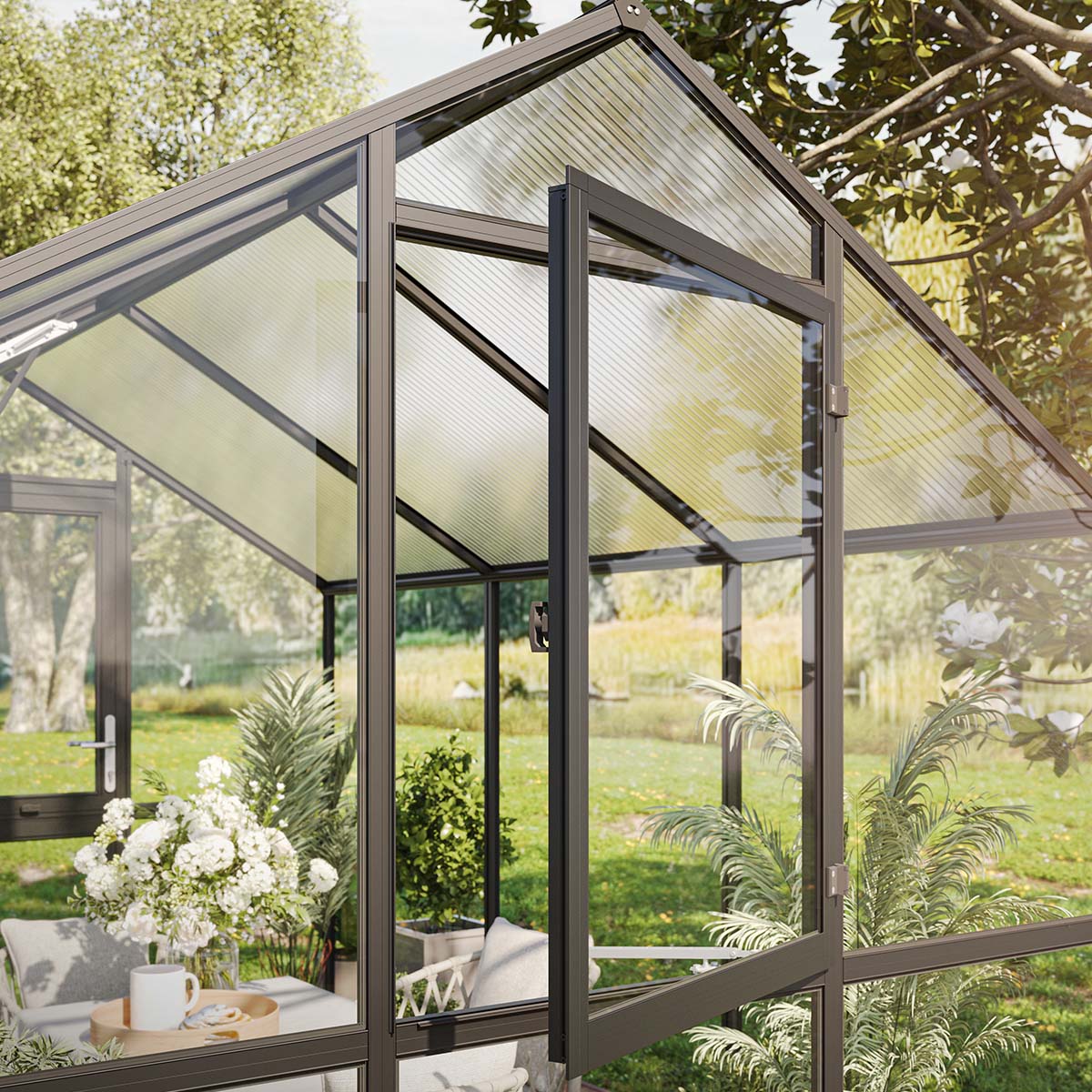 Elegant glasdrivhus i have med planter og sofa