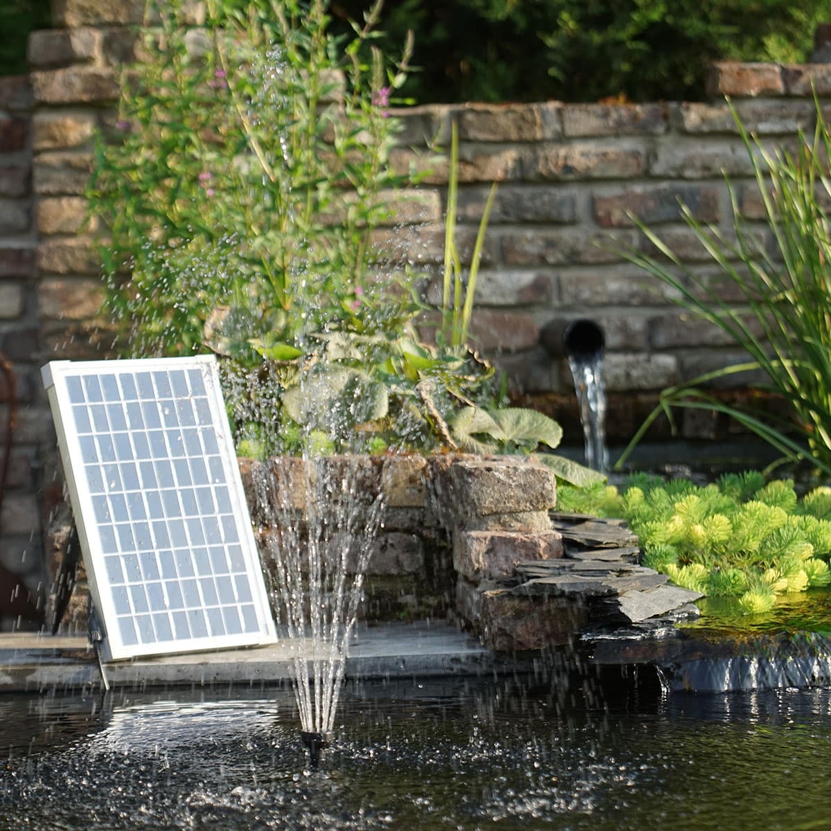 Solcelledrevet springvandspumpe i havedam