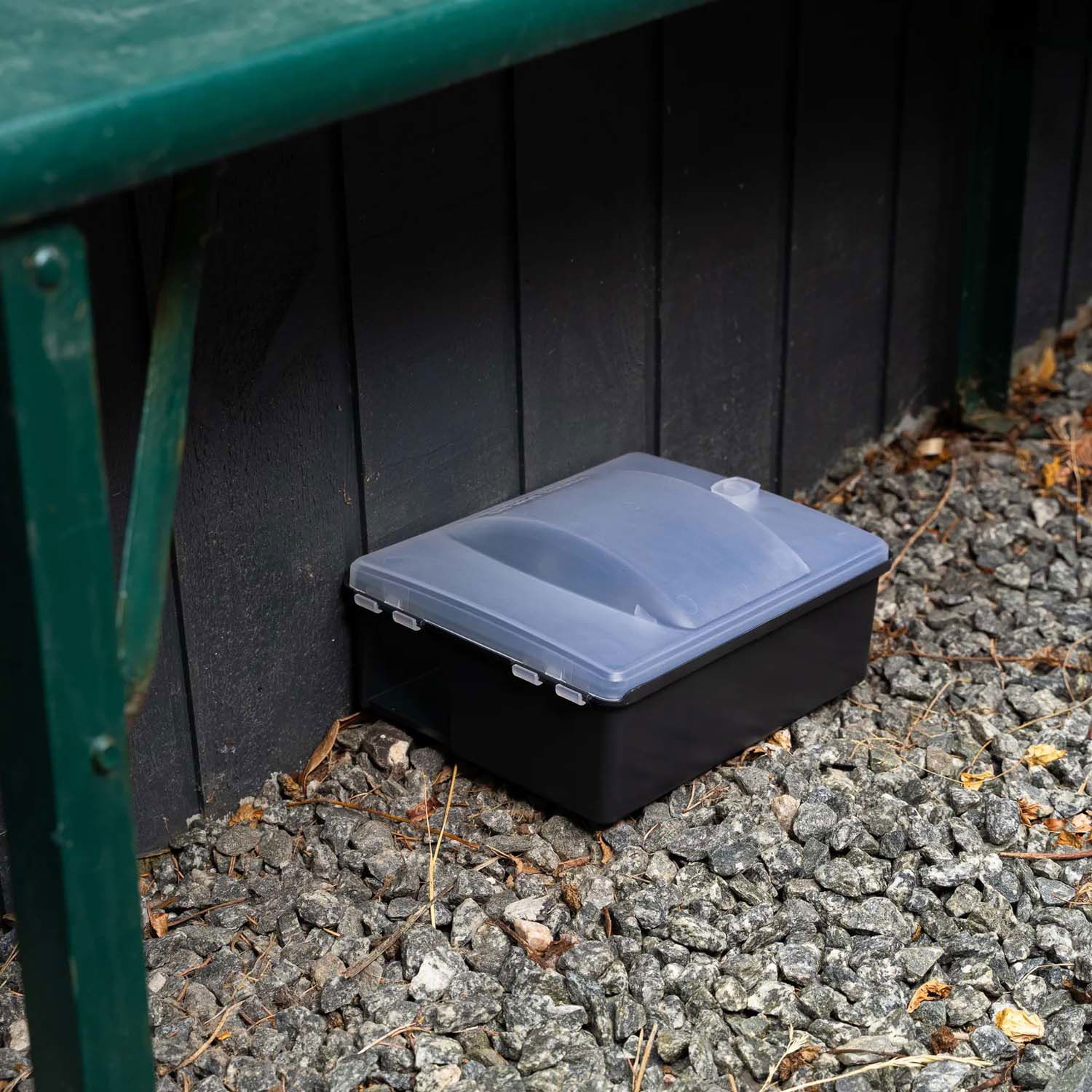 Sort lokkekasse mod væg til bekæmpelse af rotter