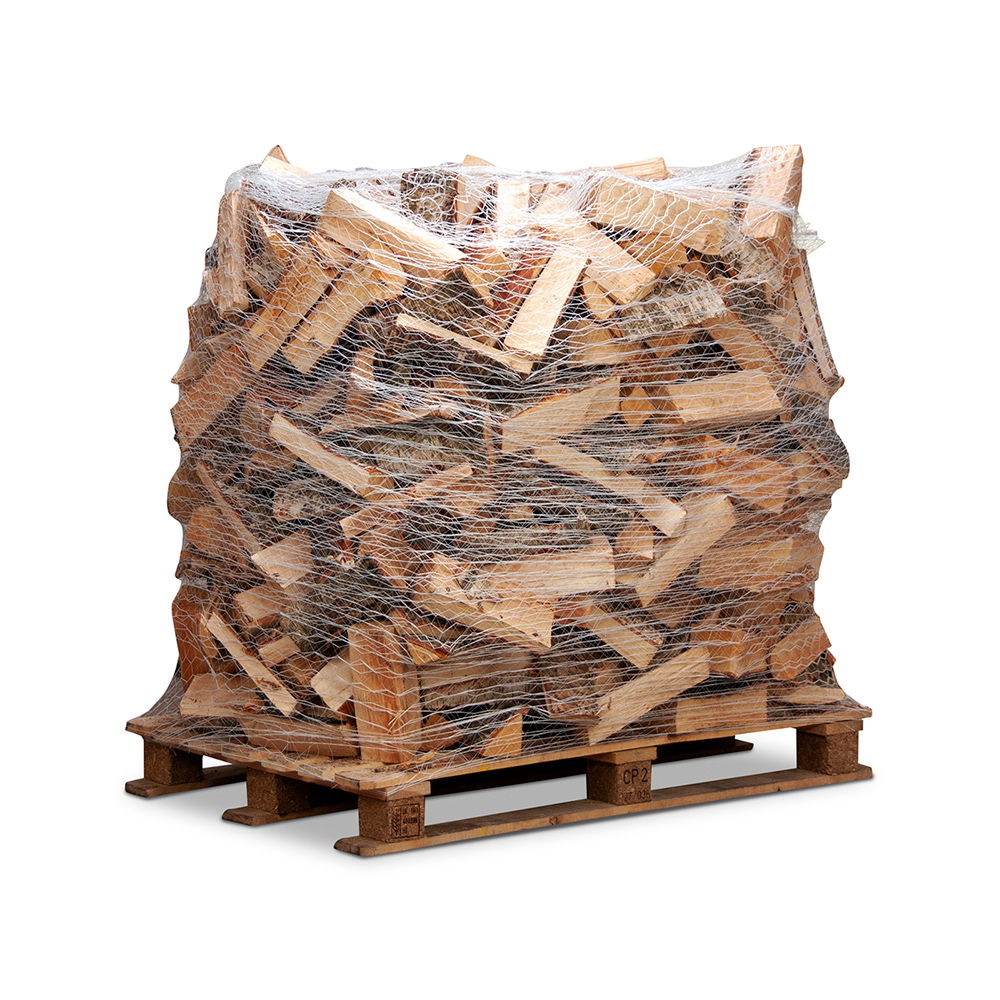 Stabel brænde på træpalle indpakket i net