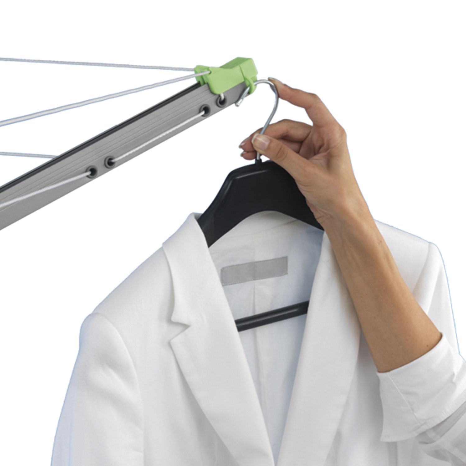 Hånd hænger hvid jakke på bøjle ved tørrestativ