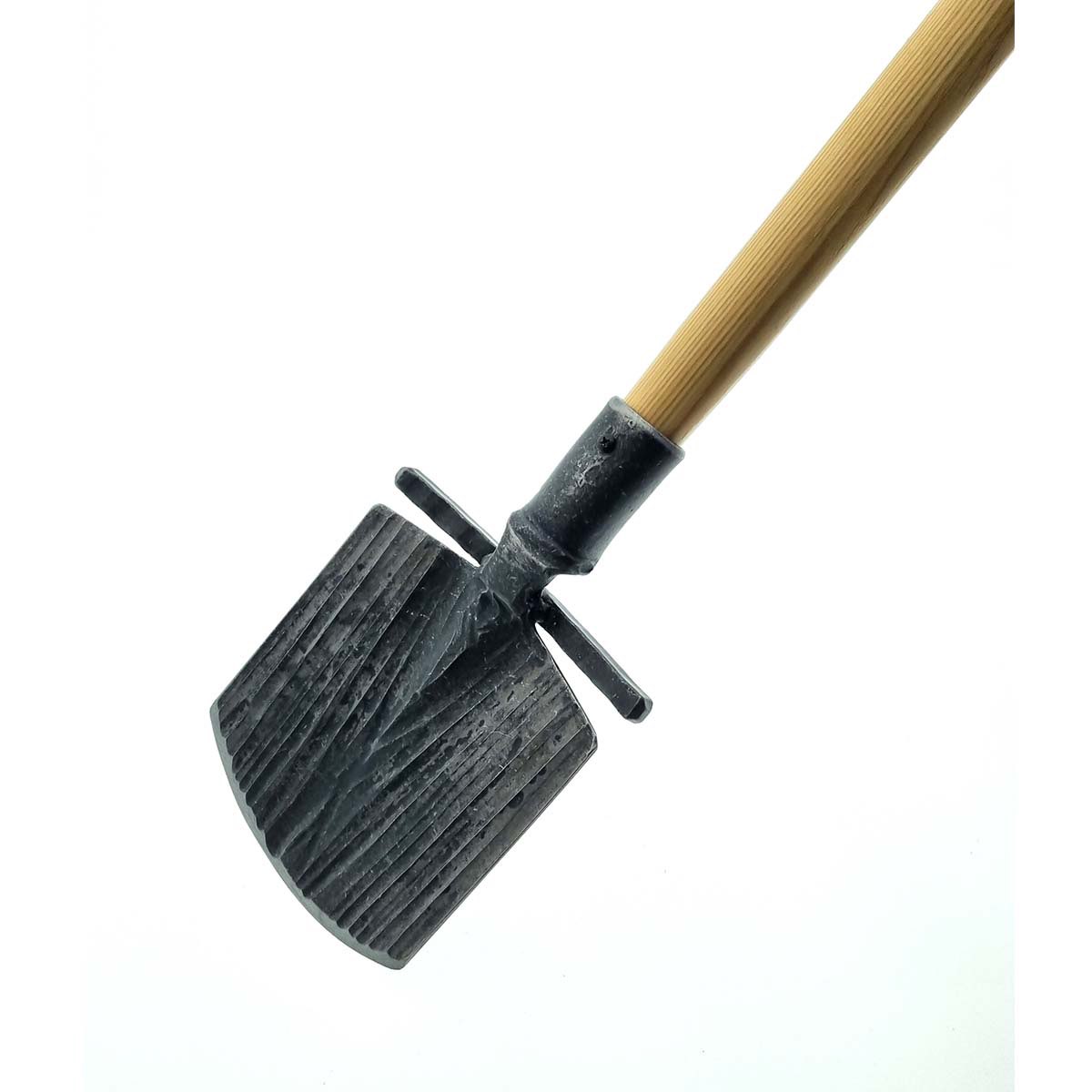 Robust skovl med riflet jernblad og træskaft