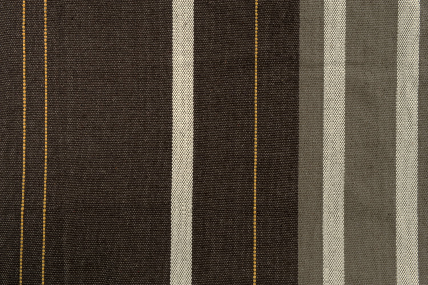 Brunt stribet tekstil med beige og grå striber