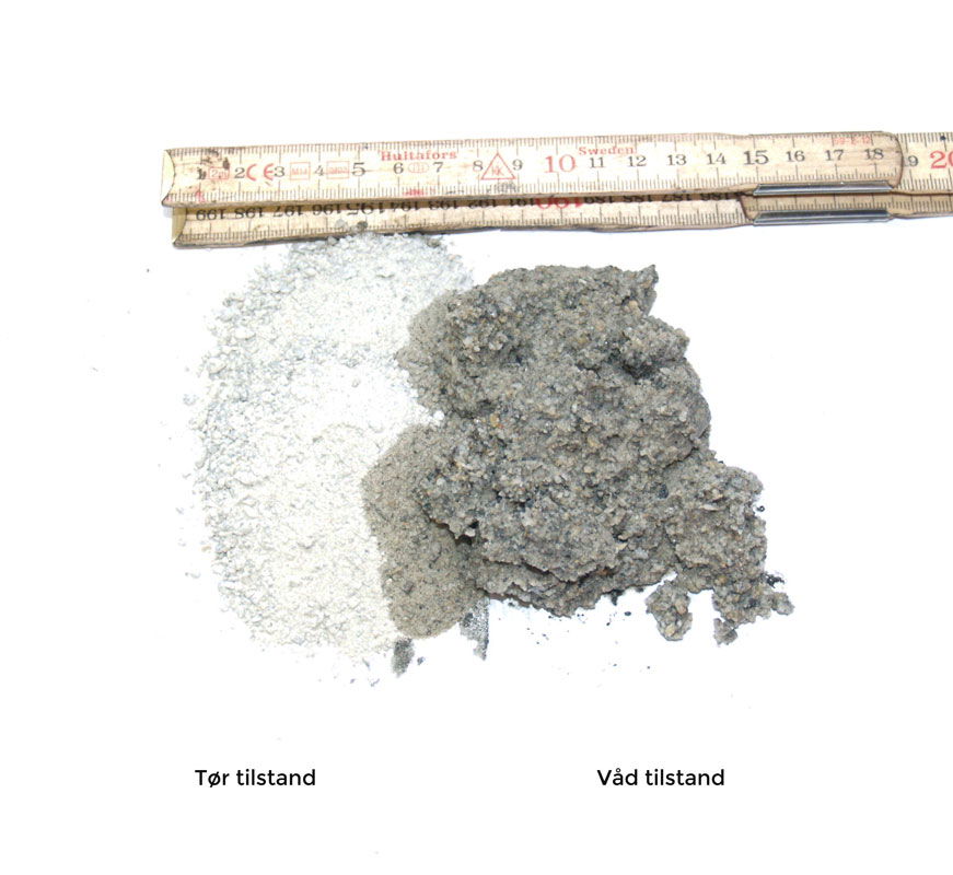 Tørt cementpulver og våd cement ved træ-tommestok