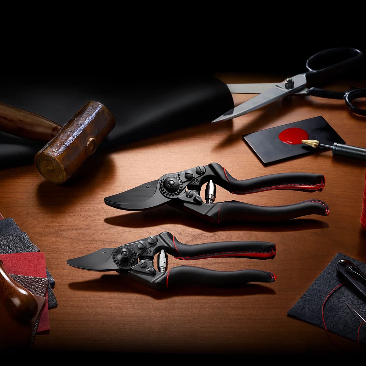 Sæt sorte lædersakse på arbejdsbord med værktøj