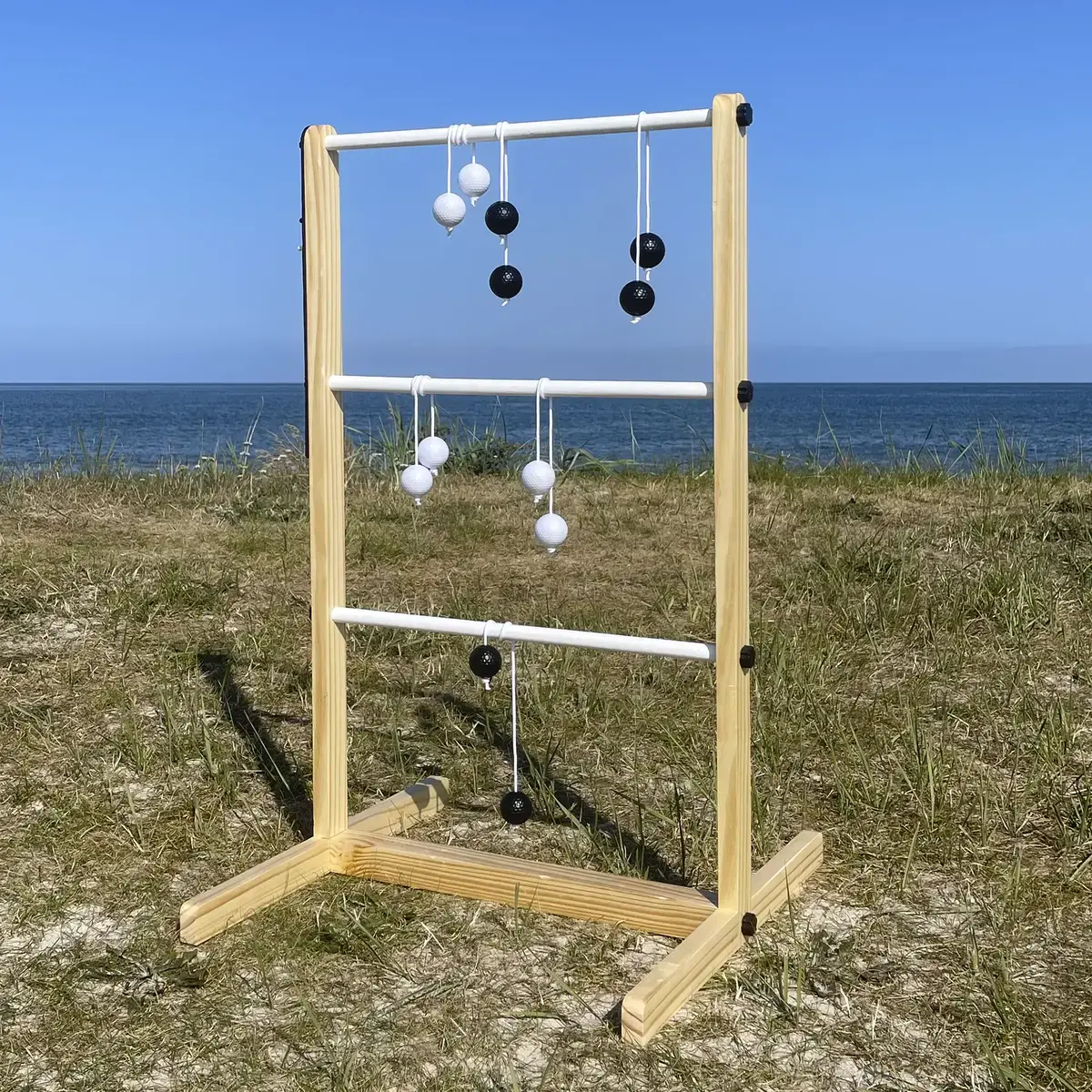 Træ kastespil med kugler på snore udendørs