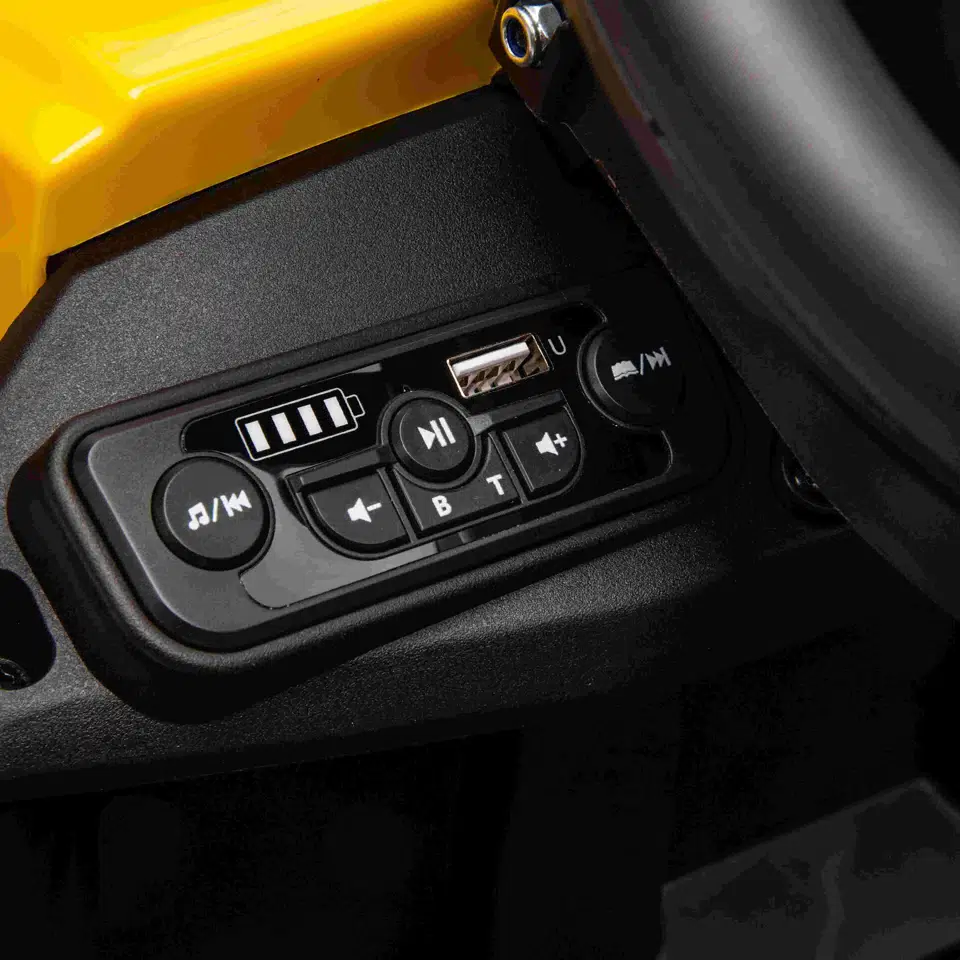 Nærbillede af kontrolpanel på CAT® el-rendegraver NORDIC PLAY Speed med MP3-afspiller, USB-port og betjeningsknapper (2 x 10,8V)