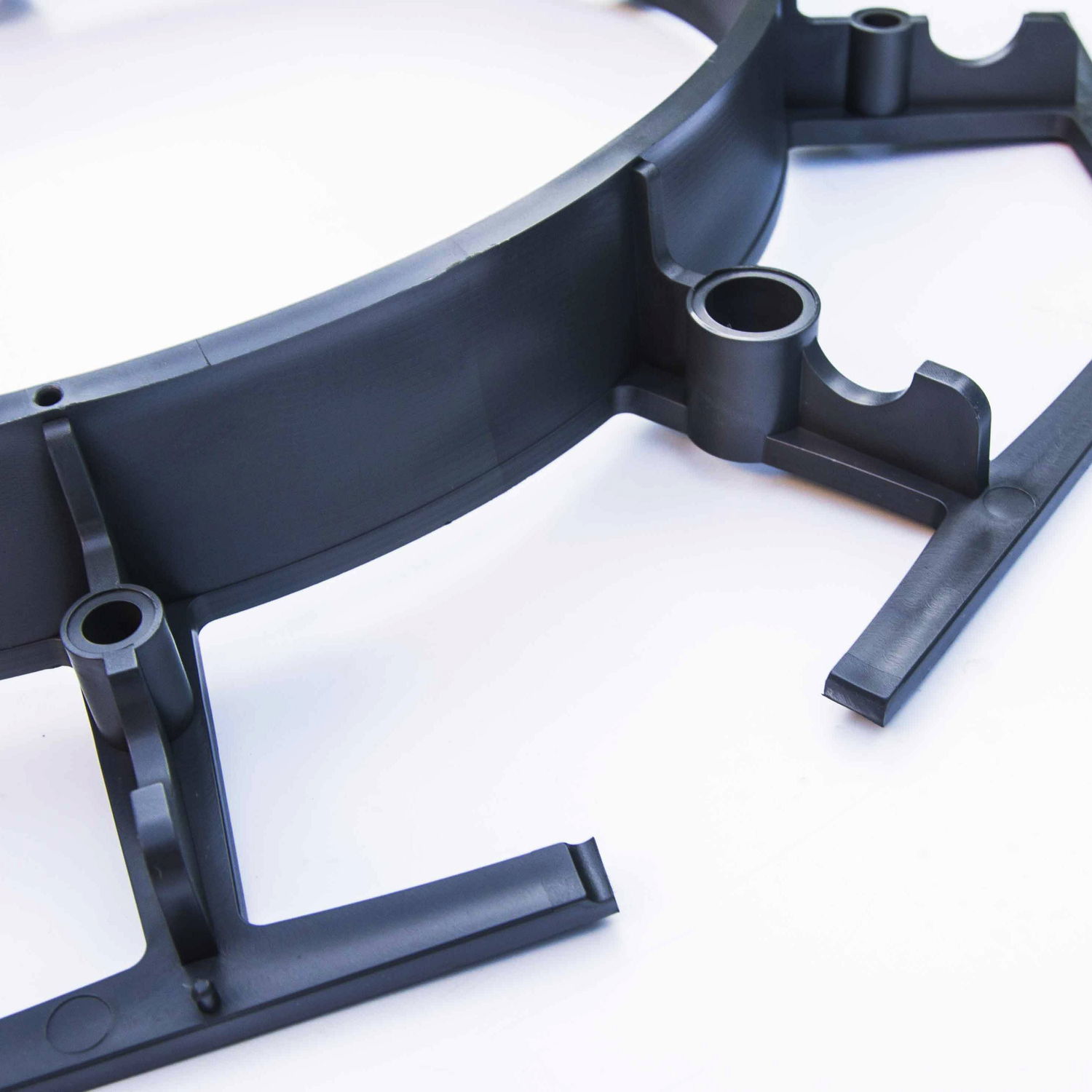 Sort rund plastdel med monteringsben