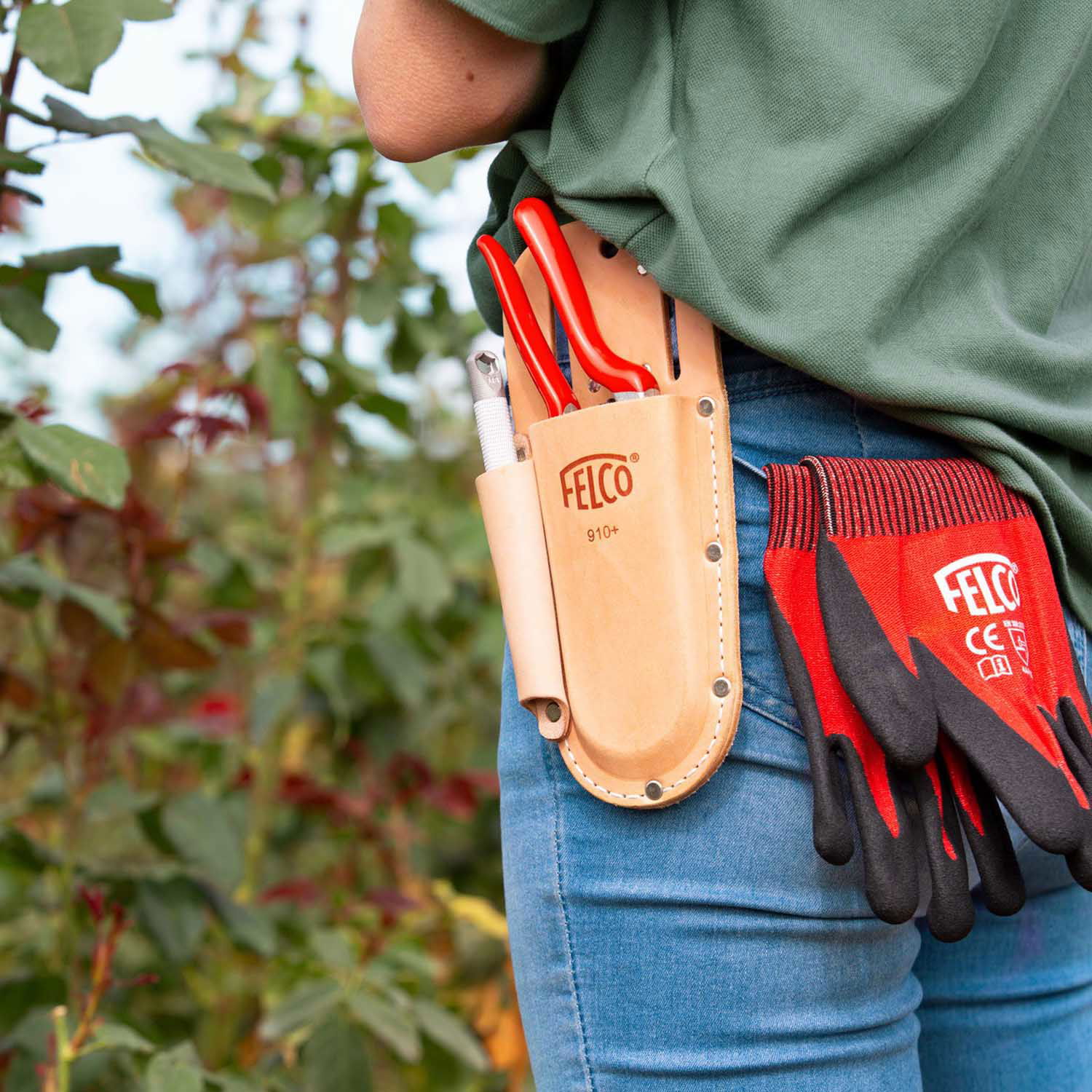 Person med FELCO læderhylster og havesaks ved bæltet